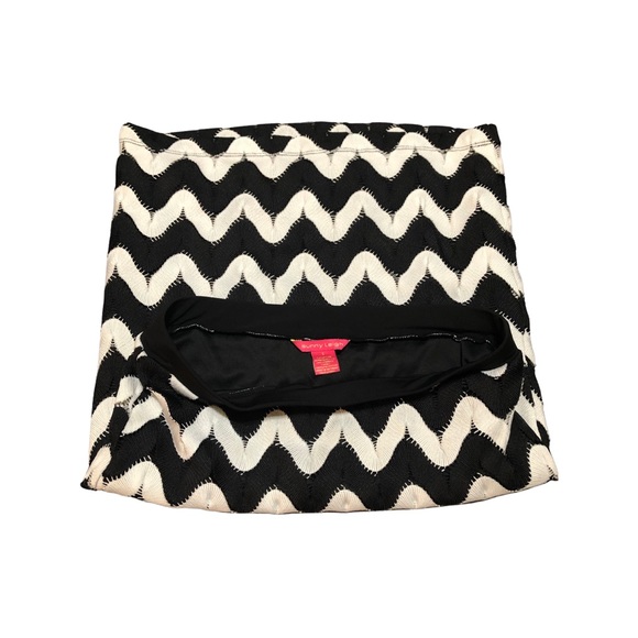 Sunny Leigh Small form fitted ladies black & white zig zag patterned 23” skirt. - Picture 2 of 6